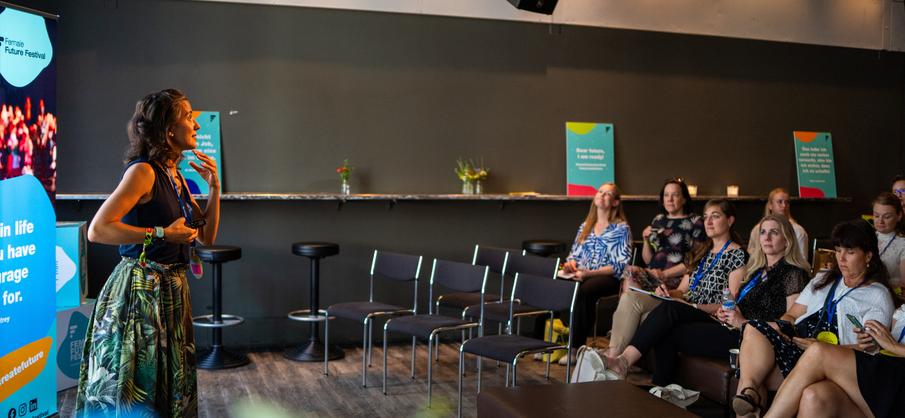 Professional portrait of Andreia Fernandes, founder and career designer,